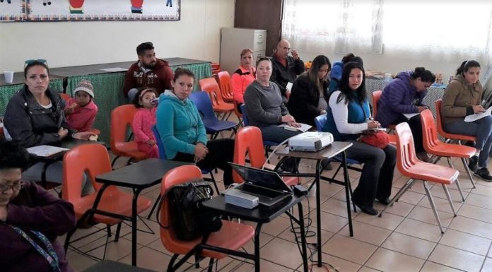 Capacitan a docentes y padres de familia en parentalidad positiva