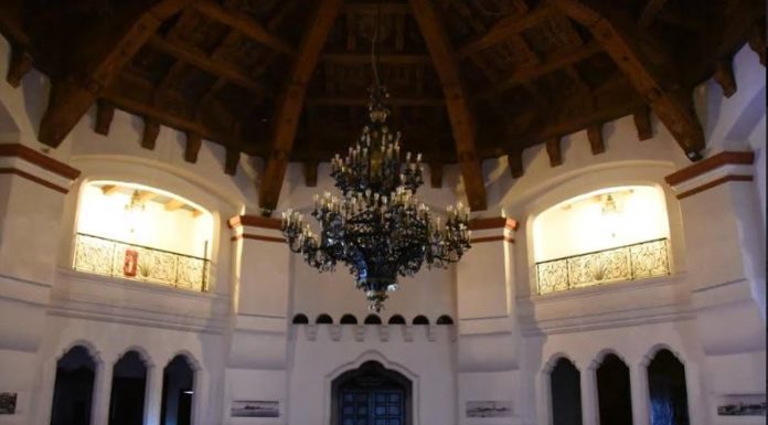 Instalan en Riviera de Ensenada mobiliario histórico en el salón Casino