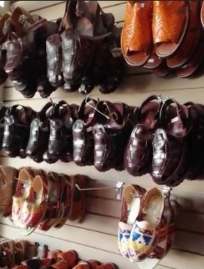 Con más de 35 años fábrica de huaraches en interior del Mercado Hidalgo
