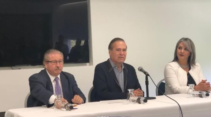 Entrega Arturo González oficio de inicio de trabajos de transición