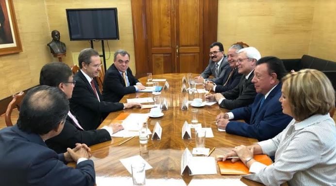 Busca Bonilla mejor trato a maestros de B.C.