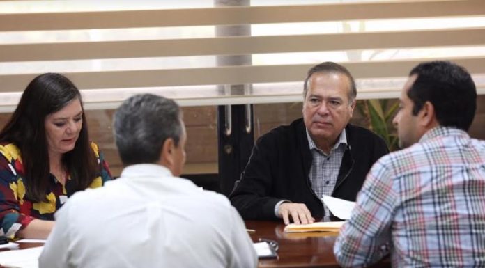 Se reúne Arturo González Cruz con superintendente de la CFE