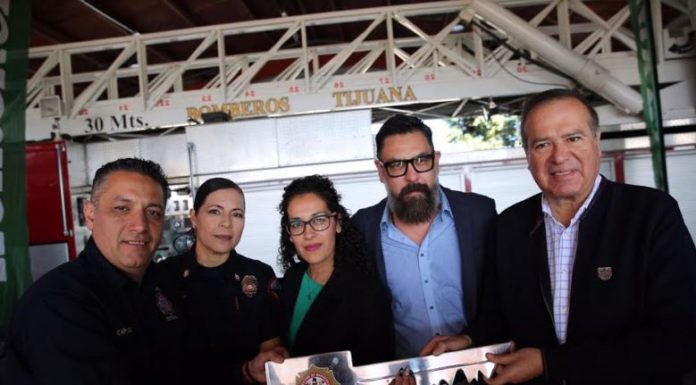 Dona empresa cervecera una máquina extintora al Cuerpo de Bomberos