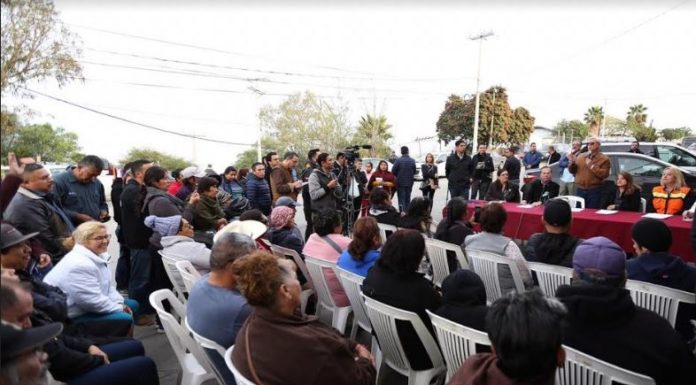 SE REUNE GOBERNADOR BONILLA VALDEZ CON DAMNIFICADOS DE EL RUBÍ