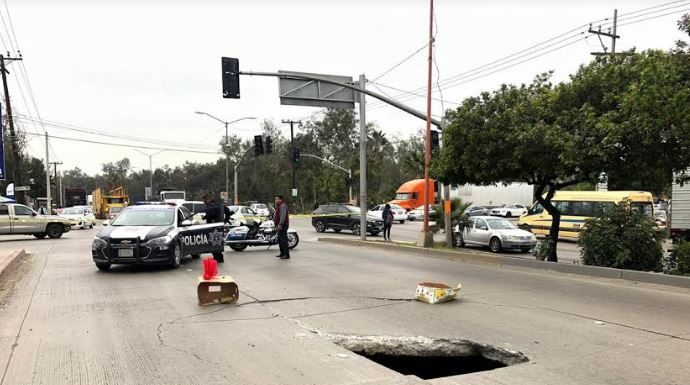 Atiende ayuntamiento Socavón en bulevar Limón Padilla en Otay
