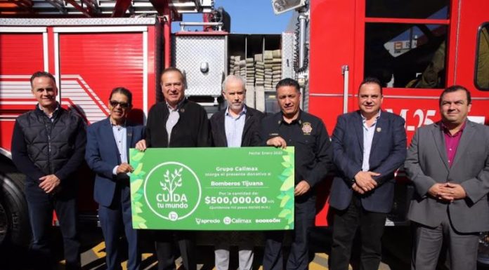 Cadena de supermercados entrega donativo a bomberos de Tijuana