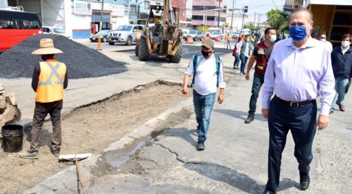 Continúa Arturo González supervisando trabajos de bacheo en Delegación Centro