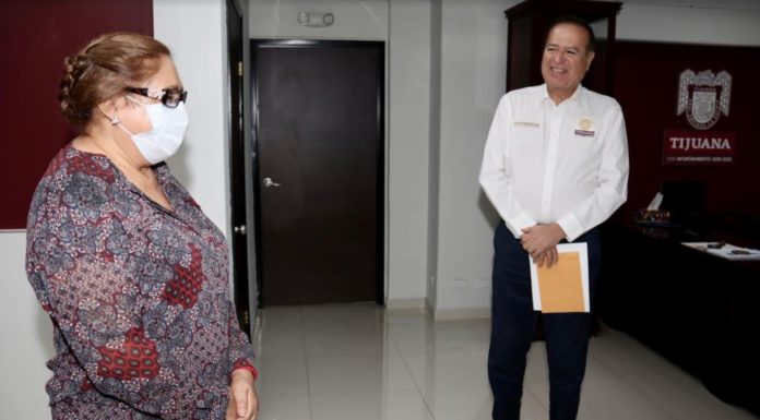 RECONOCIMIENTO DE ARTURO GONZALEZ A MAESTROS POR 40 AÑOS DE TRAYECTORIA EN DOCENCIA