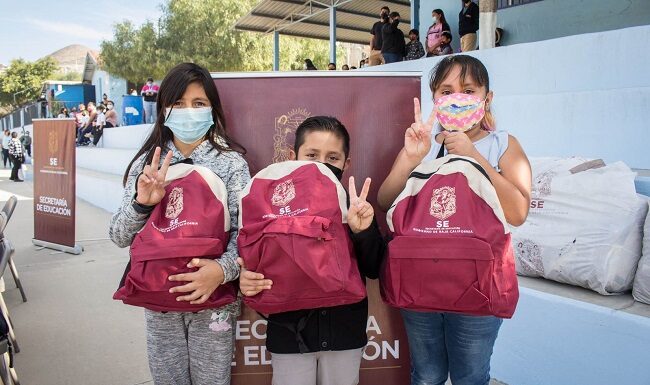 ENTREGA SECRETARIA DE EDUCACIÓN 600 MOCHILAS