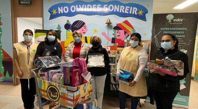 RECIBEN REGALOS NIÑOS CON CÁNCER