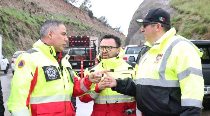 ATIENDEN DERRUMBE POR LLUVIAS EN ACCESO A PLAYAS DE TIJUANA