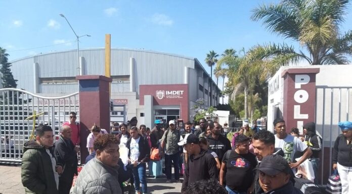 TRASLADAN A MIGRANTES DE UNIDAD REFORMA AL CENTRO INTEGRADOR «CARMEN SERDÁN» EN TIJUANA