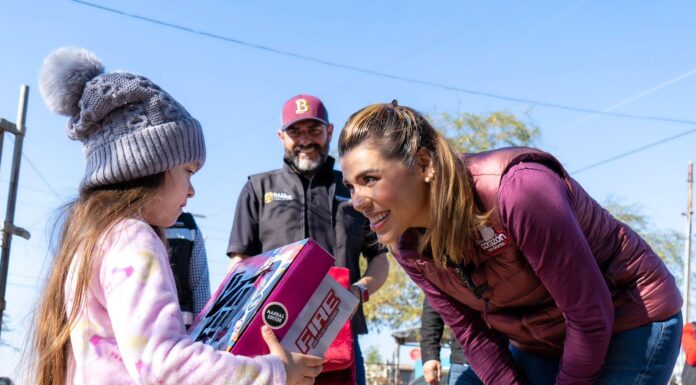 LLEVA MARINA DEL PILAR CENAS NAVIDEÑAS Y REGALOS A LA COMUNIDAD