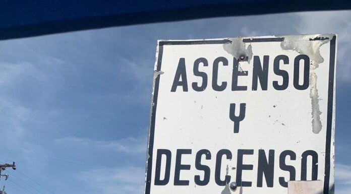 REMOLCAN 7 VEHÍCULOS ESTACIONADOS EN PARADAS DE TRANSPORTE PÚBLICO