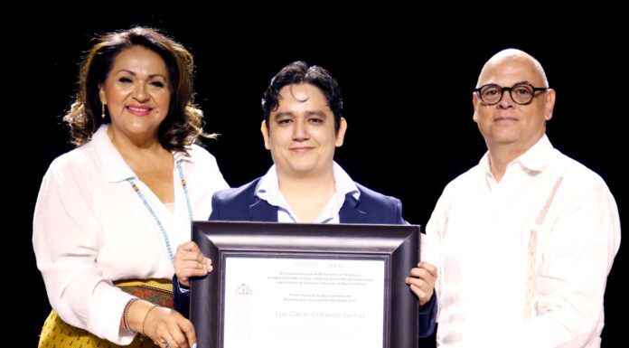 RECIBE LUIS DANIEL GUTIÉRREZ SALINAS EL PREMIO BELLAS ARTES DE BAJA CALIFORNIA