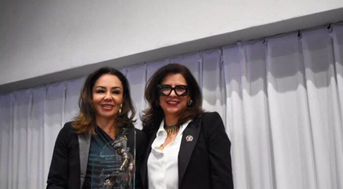 RECIBE JACKIE NAVA EL GALARDÓN FORJADOR DEL AÑO 2024