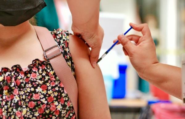 EXHORTAN A PADRES DE FAMILIA A AUTORIZAR VACUNA VPH EN ADOLESCENTES