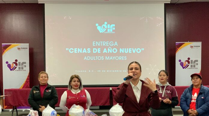 RECIBEN 200 ADULTOS MAYORES PAQUETES PARA ELBORAR CENAS DE AÑO NUEVO EN TIJUANA