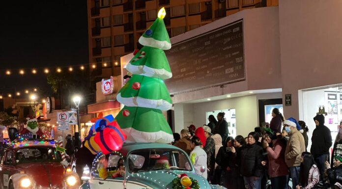DISFRUTAN DESFILE NAVIDEÑO DE LUCES EN ENSENADA