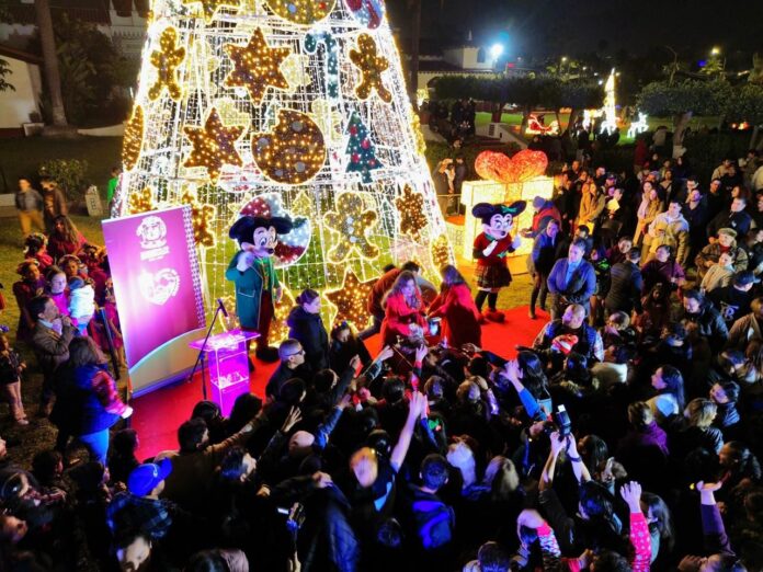 Encienden Claudia Agatón y familias ensenadenses árbol y luces navideñas en el Centro Cultural Riviera 5