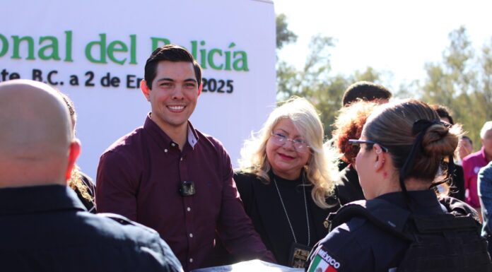 RECIBEN UNIFORMES POLICÍAS MUNICIPALES DE TECATE EN SU DÍA