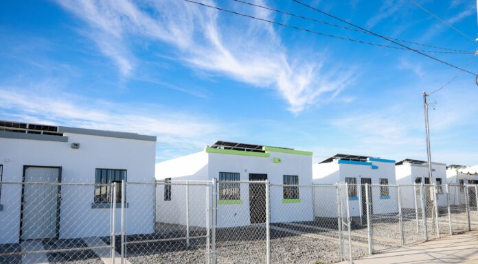 RECIBEN FAMILIAS VIVIENDAS VIOLETA