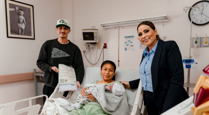 VISITA ALCALDESA DE ENSENADA A PRIMER BEBÉ DE 2025