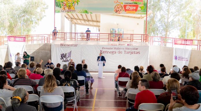 Invierte gobierno de Claudia Sheinbaum en programas sociales y de desarrollo para el progreso de México: doctor Ruiz Uribe   **Durante la entrega de mil 500 tarjetas de la Pensión Mujeres Bienestar, se reconoció el aporte de las y los mexicanos que han forjado la sólida familia mexicana   Mexicali, B.C.- viernes, 07 de febrero del 2025.- Con el objetivo de reconocer el aporte social de las mujeres, así como garantizarles un ingreso estable que les permita mejores condiciones de vida, la presidenta de México, Claudia Sheinbaum Pardo, y la secretaria del Bienestar, Ariadna Montiel Reyes, crearon la Pensión Mujeres Bienestar que una primera etapa está otorgando apoyos a mujeres de 63 y 64 años.   Al entregar mil 500 nuevas tarjetas de la Pensión Mujeres Bienestar en Mexicali, el doctor Jesús Alejandro Ruiz Uribe, delegado de los Programas del Bienestar en Baja California, explicó que este nuevo programa de la administración de la presidenta Claudia Sheinbaum Pardo entregará este 2025 un apoyo económico de tres mil pesos bimestrales a las derechohabientes, lo que viene a demostrar que «cuando los recursos públicos son administrados correctamente, es posible invertir en el desarrollo social, al mismo tiempo que en la infraestructura que necesita el país para su desarrollo.»  La Pensión Mujeres Bienestar tiene como meta apoyar a todas las mujeres de los 60 a los 64 años de edad, sin embargo, se implementará de forma paulatina y comenzará primero con las mujeres de 63 y 64 años, ya que el resto de las edades serán integradas posteriormente. Al cumplir 65 años, las mujeres se convertirán automáticamente en derechohabientes de la Pensión para el Bienestar de las Personas Adultas Mayores.  En la visión de la presidenta Sheinbaum, esta pensión tiene el fin de reconocer a toda una vida de trabajo de las mujeres, sobre quienes históricamente y de forma inequitativa han recaído las labores domésticas y de cuidado de las familias, actividades muchas veces no valoradas.  En el mismo sentido, hay mujeres que carecen de un ingreso propio, por ello, ahora el Gobierno de México les entregará un apoyo en aras de abonar a su autonomía económica.  “Son ustedes, las mujeres, las forjadoras del mayor tesoro que tenemos en México, del mayor patrimonio que tenemos en México, que no es el petróleo sino es la familia mexicana. Esa familia que nos permite blindarnos de las acechanzas que se tienen en otros países y que nosotros logramos vencerlas”, explicó.  “Ustedes, las mujeres, las madres, las tías, las abuelas, son los personajes más queridos en la comunidad, más respetados en la comunidad por sus familias. Y son ustedes las que han forjado este gran patrimonio que es la familia mexicana. Esa es la razón por la que estamos aquí citados, entregándoles a ustedes ahora esta pensión”, subrayó.   Ruiz Uribe agregó que en la vertiente económica, el gobierno de la presidenta Claudia Sheinbaum Pardo trabaja mediante el Plan México para desarrollar la infraestructura que necesita el país para avanzar, “porque así como de todos los impuestos, de todas y todos nosotros, se pagan los programas sociales, también con el dinero de todos nosotros se paga las construcción de nuevos aeropuertos, el Tren Transístmico, la planta fotovoltaica de Sonora que va a beneficiar a Baja California, los puertos, las carreteras y todo lo que se está construyendo”, finalizó.
