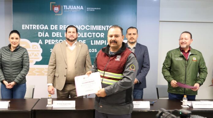 RECIBEN RECONOCIMIENTO RECOLECTORES DE BASURA DE TIJUANA