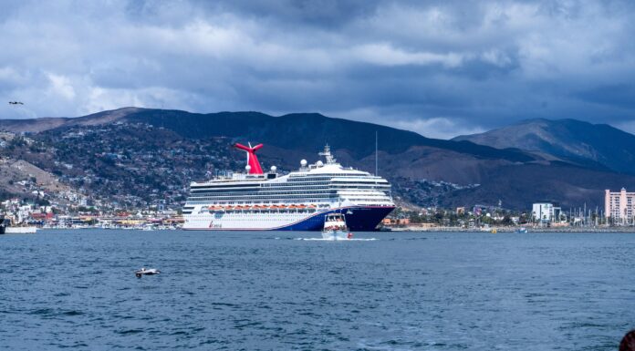 RECIBE ENSENADA A MÁS DE UN MILLÓN DE CRUCERISTAS ANUALES POR SEGUNDA VEZ EN LA ACTUAL ADMINISTRACIÓN: GOBERNADORA MARINA DEL PILAR*  -El puerto de Ensenada ha recibido la visita de 1 millón 9 mil 128 pasajeros en 270 arribos de cruceros durante 2025  ENSENADA.- Con la llegada de 270 cruceros, como el Navigator of the Seas de la empresa Royal Caribbean, el puerto de Ensenada alcanzó la visita de 1 millón 9 mil 128 pasajeros en lo que va de 2025, superando la cifra total registrada en 2023, informó la gobernadora Marina del Pilar Avila Olmeda, logro que muestra la fortaleza y crecimiento del turismo en la entidad.  La mandataria estatal refirió que en diciembre de 2023, con 320 arribos de cruceros, dicho puerto tuvo por primera vez la visita de más de un millón de pasajeros, consolidándose como uno de los tres destinos más importantes de México en esta industria.  “Baja California continúa consolidándose como un destino turístico de calidad gracias al esfuerzo, hospitalidad y compromiso de su gente, que día a día trabaja para ofrecer experiencias auténticas a nuestros visitantes”, resaltó.  Comentó que este logro es resultado del trabajo coordinado entre el Gobierno del Estado a través de la Secretaría de Turismo, la Administración del Sistema Portuario Nacional de Ensenada (ASIPONA) y el Ayuntamiento de Ensenada.   La mandataria destacó que el turismo de cruceros es un motor fundamental para la economía y el desarrollo de Baja California, donde por segunda vez en la actual administración se supera la cifra de un millón de pasajeros anuales, lo que distingue la vocación turística de la entidad.  “De esta manera reafirmamos el compromiso de proyectar el liderazgo de nuestro estado como destino de referencia, brindando experiencias memorables a quienes nos visitan y fortaleciendo la hospitalidad que caracteriza a la entidad”, externó.  Por último, la secretaria de Turismo de la entidad, Zaida Luz López subrayó que Ensenada confirma su posición como un destino estratégico para la industria marítima, al brindar experiencias únicas y fortalecer la competitividad de la entidad a nivel internacional.