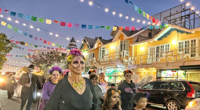 CONMEMORAN TRADICIONES MEXICANAS CON ALTAR, DESFILE Y CONCURSO DE CATRINAS Y CATRINES