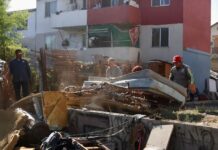 80 toneladas de basura pesada a través de ‘Tijuana: Ciudad a Limpia’ Tijuana, Baja California, 5 de noviembre de 2025. Este miércoles, el XXV Ayuntamiento de Tijuana, recolectó más de 80 toneladas de basura pesada en colonias de las delegaciones La Presa Este y La Presa Abelardo L. Rodríguez, a través del programa ‘Tijuana: Ciudad a Limpia’, beneficiando a más de 11 mil personas, tal como lo ha instruido el presidente municipal, Ismael Burgueño Ruiz. Durante la jornada de trabajo, 4 mil 500 residentes de la calle Aguacate, del fraccionamiento Villa del Campo, en La Presa Este, fueron beneficiados con la limpieza en un predio que era utilizado como basurero clandestino de donde se removieron mas de 20 toneladas de desechos. Posteriormente, en la calle Arroyo Grande, de la colonia Altiplano, en La Presa Abelardo L. Rodríguez, se contó con la presencia de la regidora, Magaly Ronquillo Palacios, donde se recolectaron cerca de 60 toneladas de basura y escombro, además de trabajar en el motoconformado de una superficie de mil 500 metros cuadrados de vialidad. En el recorrido de supervisión, la encargada de despacho de la coordinación de delegaciones, Adriana Barrera Hernández, reconoció el trabajo de las y los lideres vecinales, por sumarse con la comunidad a los trabajos que lleva a cabo el Gobierno Municipal, para transformar Tijuana en una ciudad limpia y ordenada en beneficio de las familias. Los encargados de despacho de las demarcaciones, La Presa Este, Joaquín Sandoval y de La Presa Abelardo L. Rodríguez, Gabriela Ponce, exhortaron a las comunidades a seguir haciendo sus peticiones en las delegaciones para llevar a cabo estas acciones que contribuyen al mejoramiento de los entornos de nuestra ciudad.