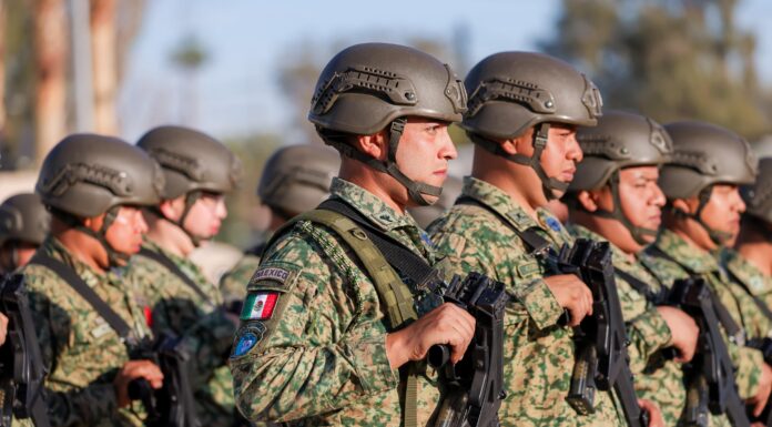 HOMENAJE A ELEMENTOS MILITARES CAÍDOS EN EL MARCO DEL DÍA DE LA BANDERA