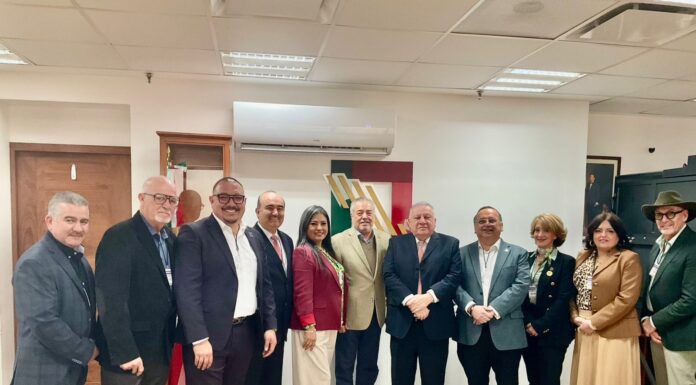 CANACO TIJUANA LOGRA ACUERDOS CON AGENCIA NACIONAL DE ADUANAS DE MEXICO* • Concretan uniformidad en las reglas para todas las aduanas del país • Ampliarán dos horas más la atención a los empresarios en esta frontera Ciudad de México; a 24 de febrero de 2026.- El presidente de la Cámara Nacional de Comercio (Canaco) Tijuana, Olivaldo Paz Gómez, logró acuerdos favorables con el Almirante Fernando Alfonso Angli Rodríguez, Director Nacional de Operaciones Aduanera. El líder del organismo empresarial respondió a la solicitud de algunos líderes de Grupos Especializados, como el de José Asunción Rábago, dirigente del grupo de Yonkeros, quien manifestó problemas con el cruce de su mercancía de manera constante, a pesar de cumplir con los pedimentos necesarios para el manejo de sus productos. Ante ello y como lo ha expresado el presidente de la Cámara en las juntas de Consejo para apoyar a todo aquel que lo necesite, junto con su Vicepresidente, Héctor Riveros Moreno y una comitiva, acudieron con el funcionario federal para buscar una solución al conflicto de este empresario y sus afiliados. Durante la reunión, donde también estuvieron presentes otros Consejeros de Canaco, Paz Gómez explicó que se observaron los avances de la Aduana Central donde se ajustará que sus oficinas fronterizas acaten los principios de inmediatez, es decir, adecuarse a más tardar a los cinco días que establece el Reglamento de Comercio Exterior. De igual manera, la autoridad de la Aduana de México, invitó a los directivos de la Cámara de Tijuana, a participar en el Comité de Operación Aduanera donde se analicen los casos en particular de cada Agencia que exista en la República Mexicana. En esta reunión, en presencia de Yasser Tiburcio Alemán, coordinador nacional técnico de Aduanas, se logró la uniformidad de la aplicación general en todas las reglas para que no haya criterios diferentes en cada Agencia Aduanal, además de abrirla dos horas más de las que opera actualmente, aportaciones hechas por la Cámara de Tijuana. Acompañaron en los acuerdos, Cecilia Ortega, directora de Ocega, y los presidentes de Canaco Mazatlán, Francisca Cázares y de Ciudad Juárez, Iván Pérez Ruiz.