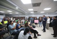 MOVIMIENTO SANTA FÉ SE MANIFIESTA EN PALACIO MUNICIPAL Y SON ATENDIDOS DIRECTAMENTE POR ISMAEL BURGUEÑO