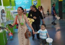 NIÑAS Y NIÑOS PARTICIPAN EN LA BÚSQUEDA DE HUEVOS DE PASCUA EN EL TROMPO