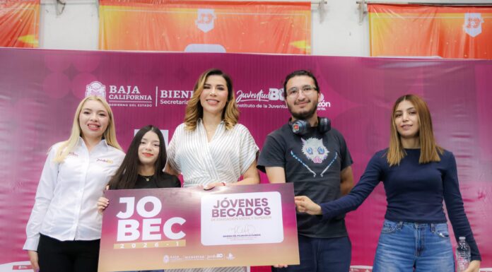 GOBERNADORA MARINA DEL PILAR ENTREGA BECAS JOBEC EN APOYO A JÓVENES