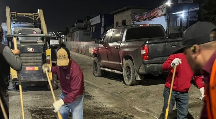 REALIZAN OBRA DE BACHEO EN CARRETERA A OJOS NEGROS EN ENSENADA