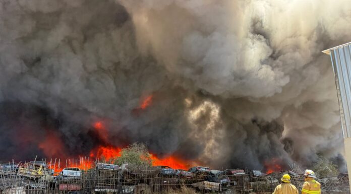 AUTORIDADES IMPLEMENTAN MEDIDAS DE EMERGENCIA ANTE INCENDIO EN SECTOR ORIENTE DE ENSENADA