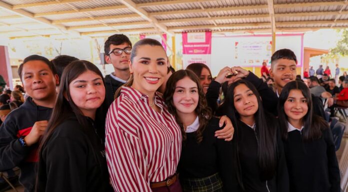 AVANZA EN BC ENTREGA DE BECAS RITA CETINA CON APOYO DE GOBERNADORA MARINA DEL PILAR