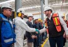COLOCA ISMAEL BURGUEÑO DISTINTIVO «EMPRESA ACORDE» A INDUSTRIAS ELÉCTRICAS AG