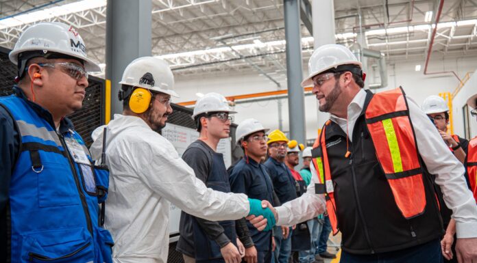 COLOCA ISMAEL BURGUEÑO DISTINTIVO «EMPRESA ACORDE» A INDUSTRIAS ELÉCTRICAS AG