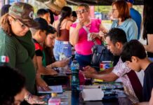 SE REÚNEN FAMILIAS ENSENADENSES PARA INTERCAMBIAR ESTAMPAS DEL MUNDIAL