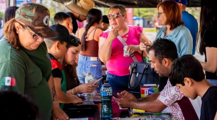 SE REÚNEN FAMILIAS ENSENADENSES PARA INTERCAMBIAR ESTAMPAS DEL MUNDIAL