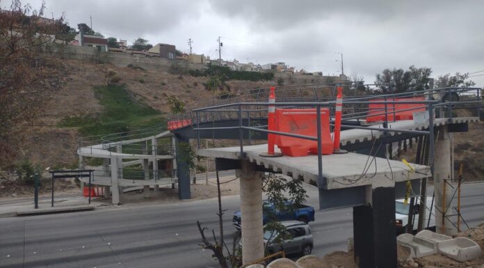 PIDEN A TIJUANENSES EVITAR USAR PUENTE PEATONAL EN CONSTRUCCIÓN SOBRE BULEVAR ROSAS MAGALLÓN