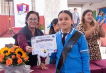 ROCIO ADAME RECONOCE A ESTUDIANTES DESTACADOS Y ANUNCIA NUEVAS CANCHAS DEPORTIVAS PARA LA PRIMARIA CONSTITUCIÓN DE 1917