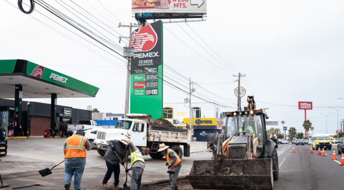 REALIZAN TRABAJOS DE BACHEO EN EL BULEVAR BENITO JUÁREZ DE ROSARITO