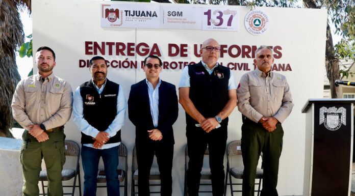 RECIBE PERSONAL DE PROTECCIÓN CIVIL TIJUANA PAQUETES COMPLETOS DE UNIFORMES