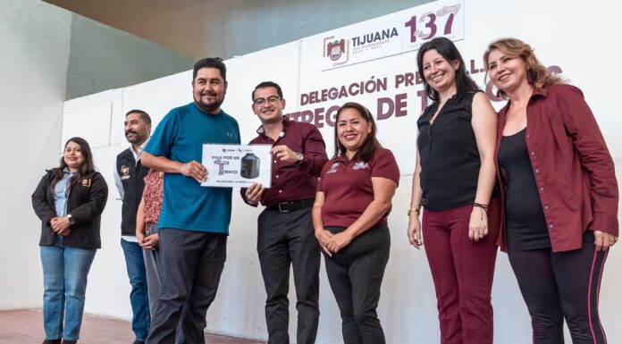 RECIBEN FAMILIAS TIJUANENSES DE LA DELEGACIÓN LA PRESA ABELARDO L. RODRÍGUEZ, MÁS DE 200 TINACOS