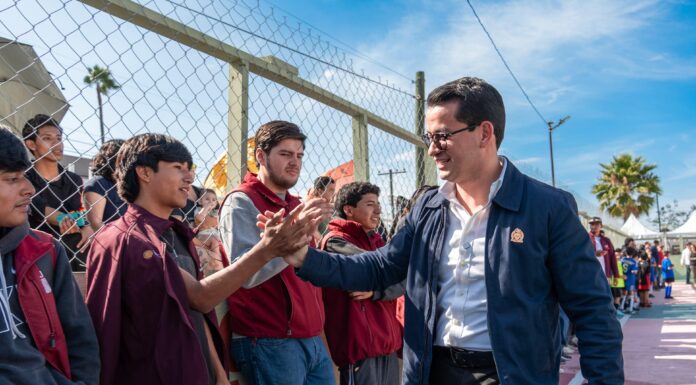 RECIBEN RESIDENTES DE LA COLONIA HIDALGO EN TIJUANA CANCHA DE FÚTBOL REHABILITADA